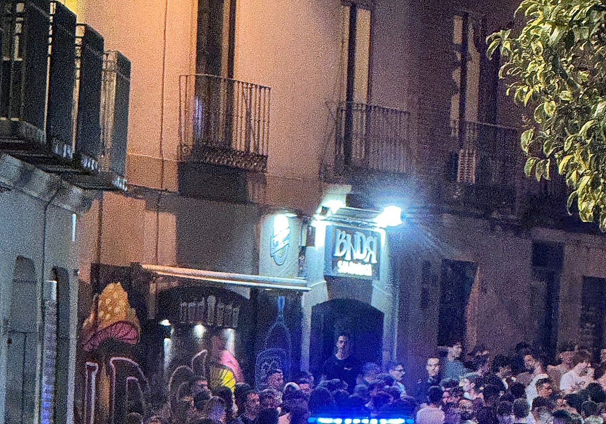 Policía patrullando por la calle Varillas.