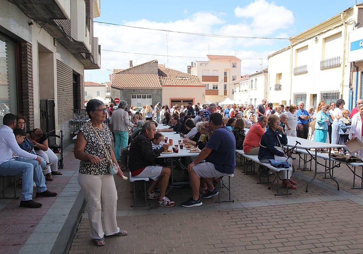 Los vecinos de Lumbrales durante la comida solidaria