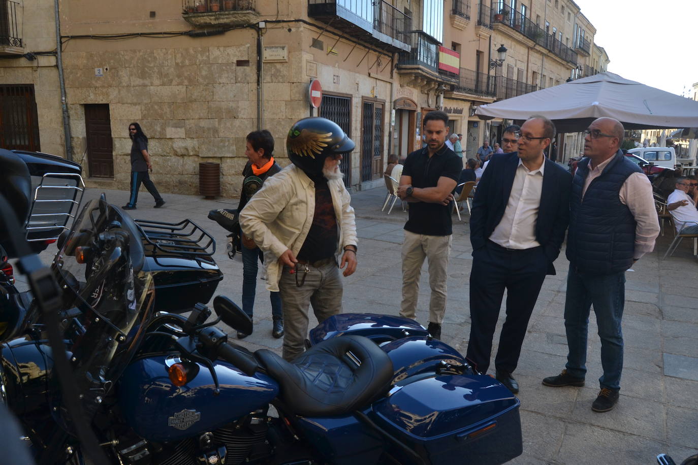 Recepción a un grupo de moteros en Miróbriga