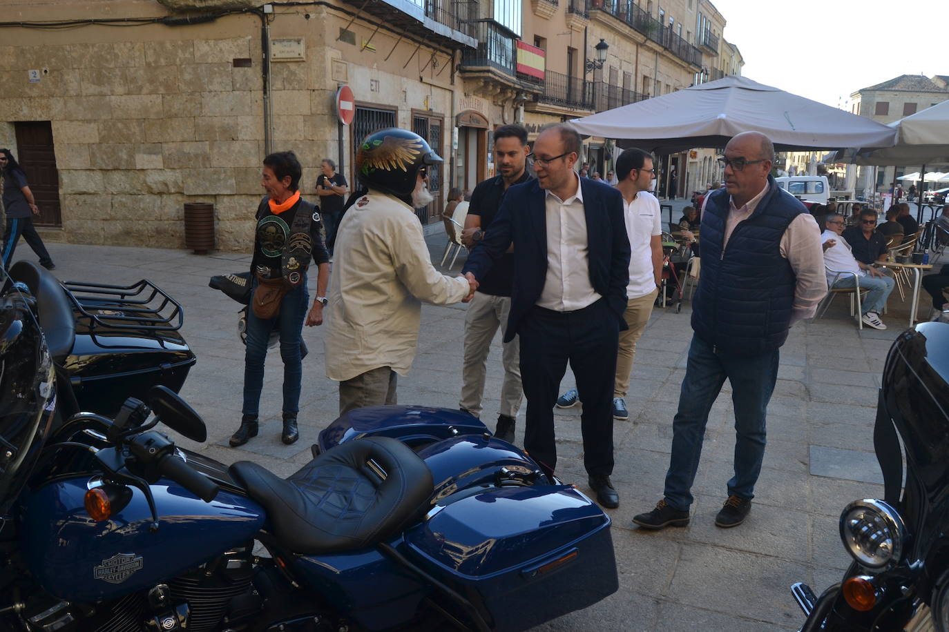 Recepción a un grupo de moteros en Miróbriga