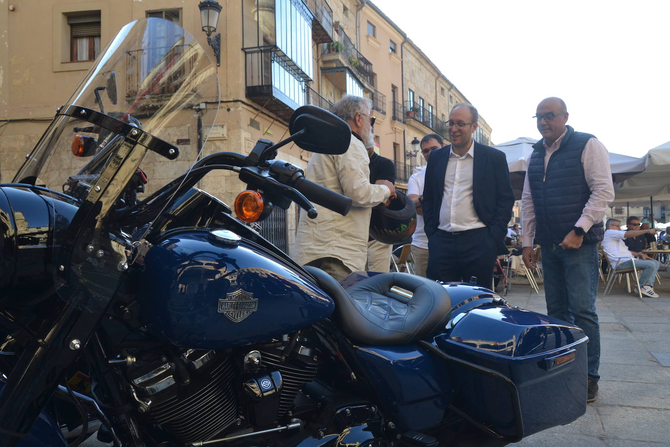 Recepción a un grupo de moteros en Miróbriga