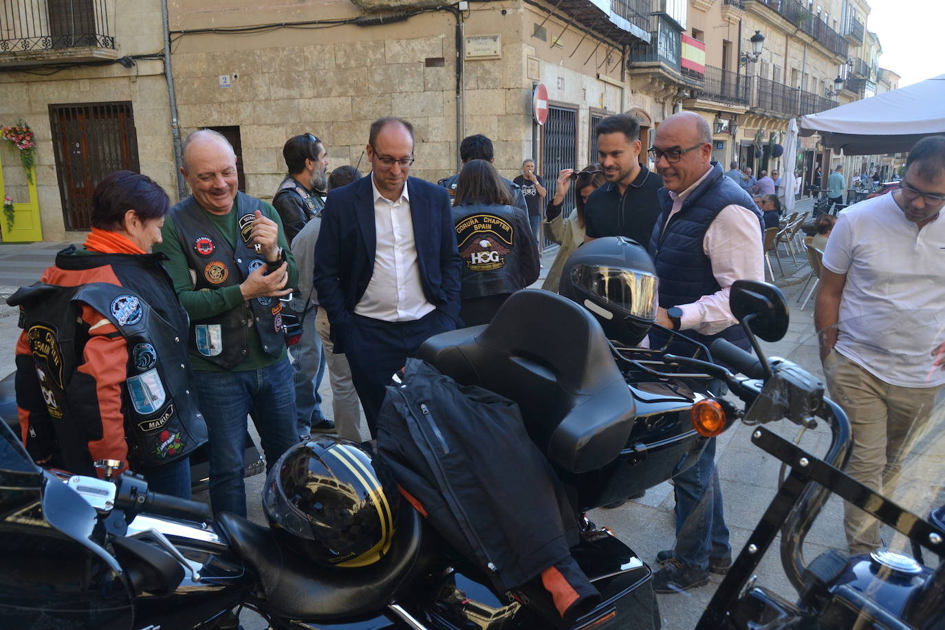 Recepción a un grupo de moteros en Miróbriga