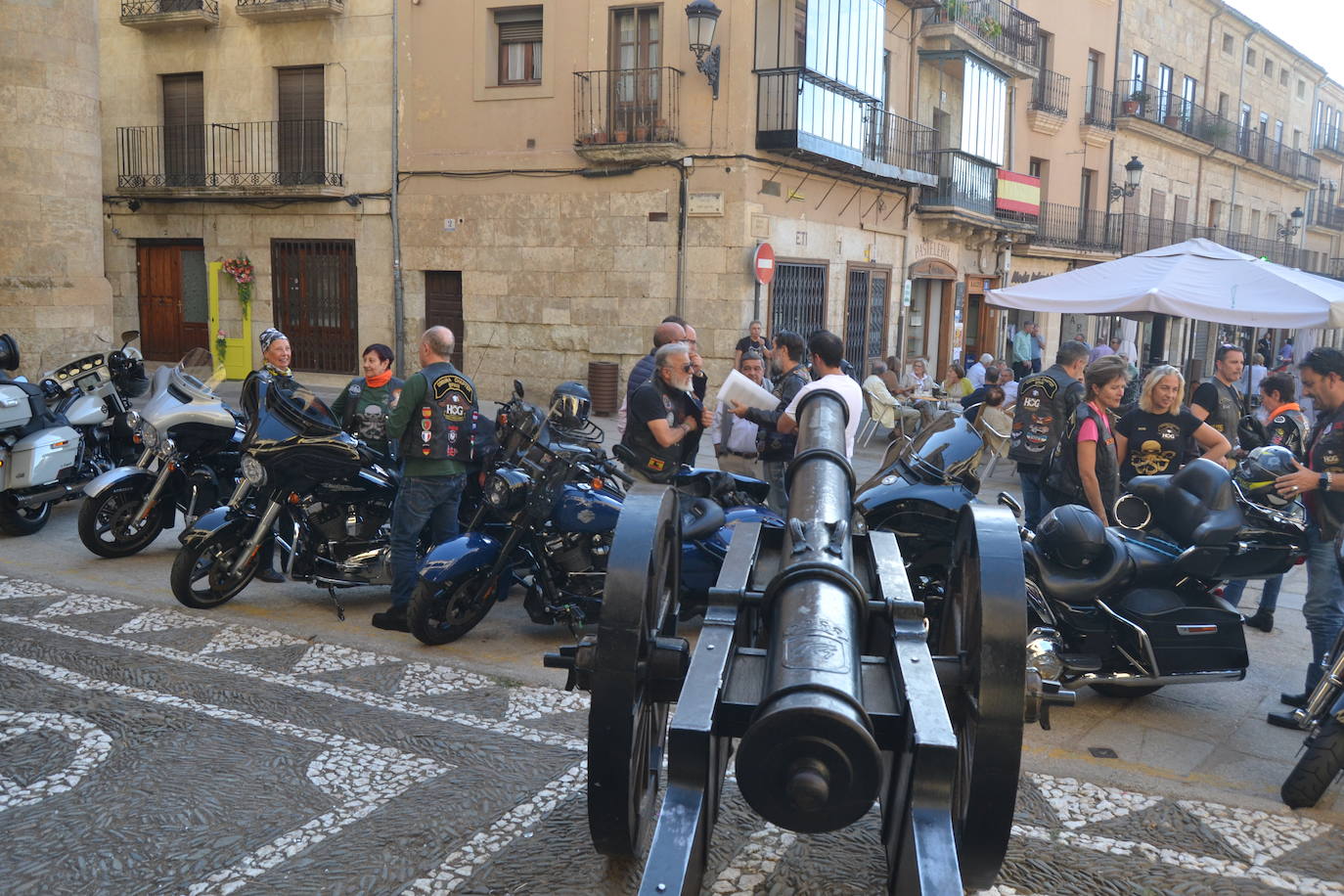 Recepción a un grupo de moteros en Miróbriga