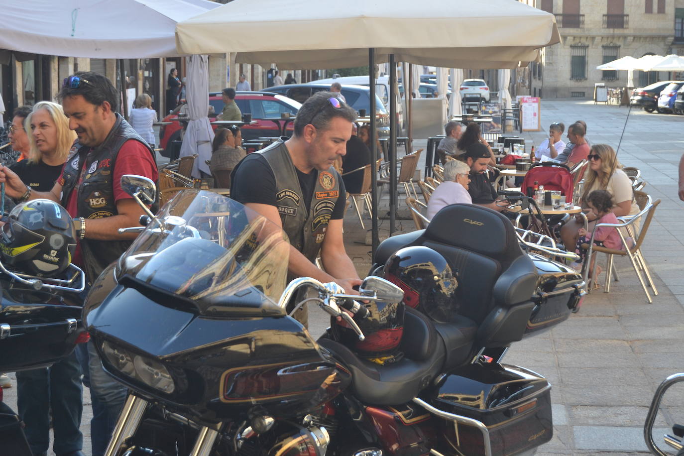 Recepción a un grupo de moteros en Miróbriga