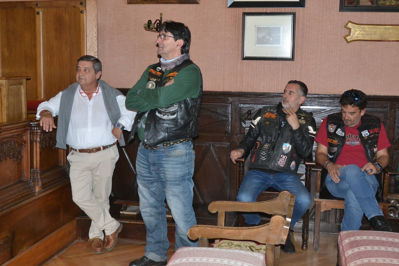 Recepción a un grupo de moteros en Miróbriga