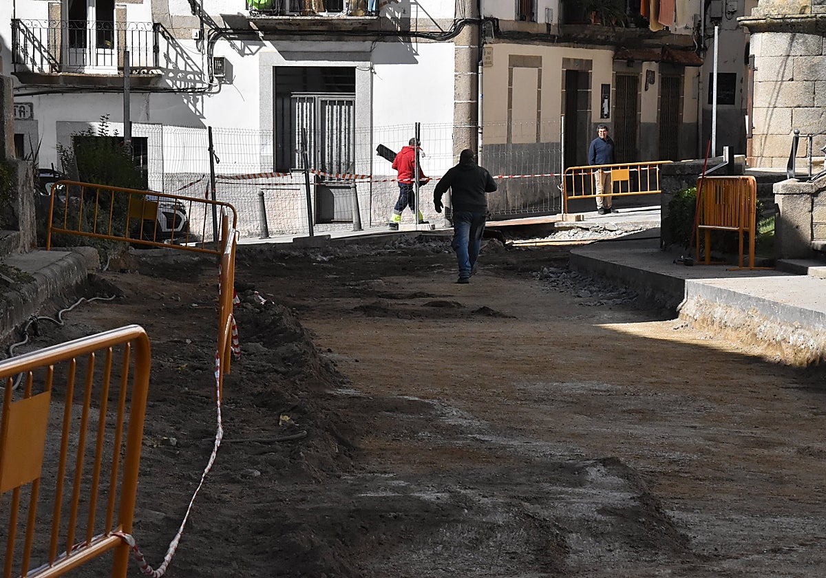 Imagen del lugar donde han aparecido los restos, que han sido tapados como medida de seguridad.