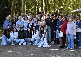 Foto de familia de los participantes en el proyecto de aprendizaje y servicio 'Tejiendo raíces', en el parque municipal de La Corredera en Béjar.