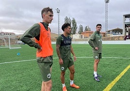 Palmero, entre Pere Marco y Ramiro en un entrenamiento.