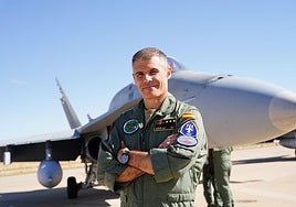 José Ignacio Ruiz de Eguilaz Martín, junto a un caza F-18.