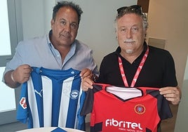 David Pérez y Abel Ruiz, en la firma del convenio entre el Béjar y el Alavés.