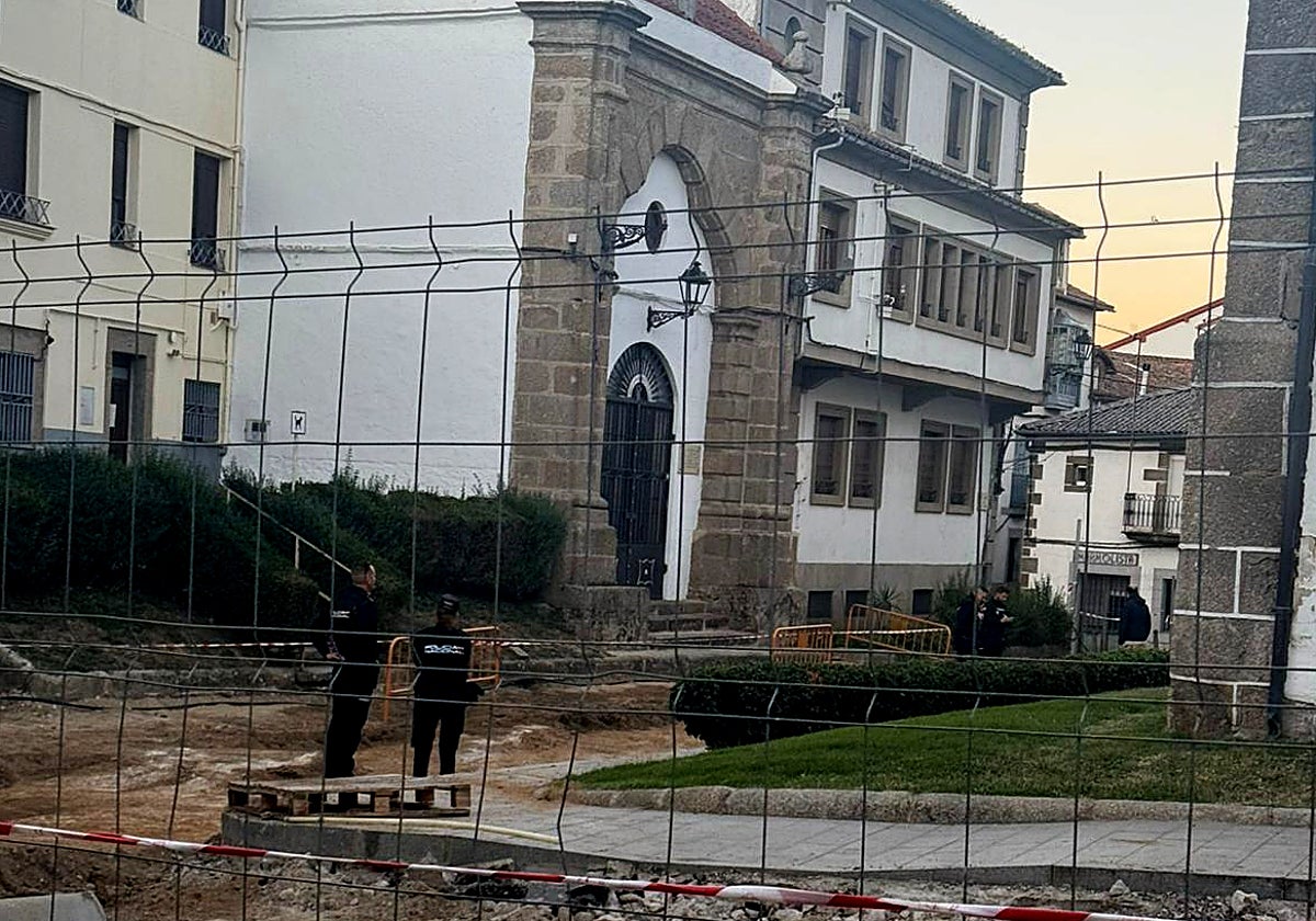 Imagen de agentes de la Policía Nacional en la plaza de San Juan, donde ya han comenzado las obras en las que han aparecido restos óseos de al menos tres personas.