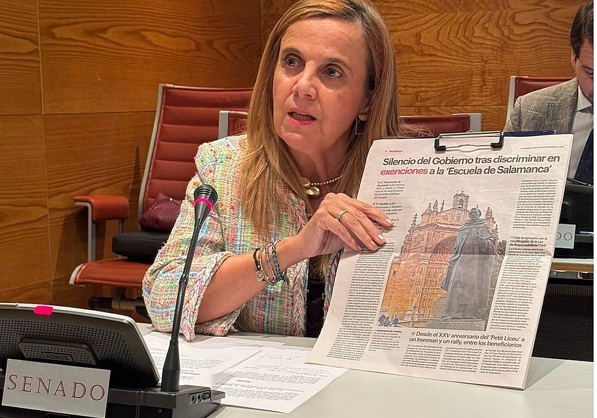 La senadora Esther del Brío, durante su intervención en la Comisión de Cultura del Senado, enseñando una página de LA GACETA.