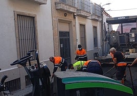 Trabajadores durante las labores de pavimentación en la calle del Aire.