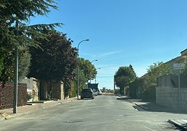 Parte de la calle Espliego, en la urbanización Los Páramos de Villamayor.