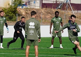 Sonrisas durante el entrenamiento de ayer, con Mario Simón participando en el mismo.