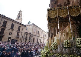 La Esperanza saliendo de la Catedral Nueva en una procesión extraordinaria que ha tenido lugar por el Año Jubilar.