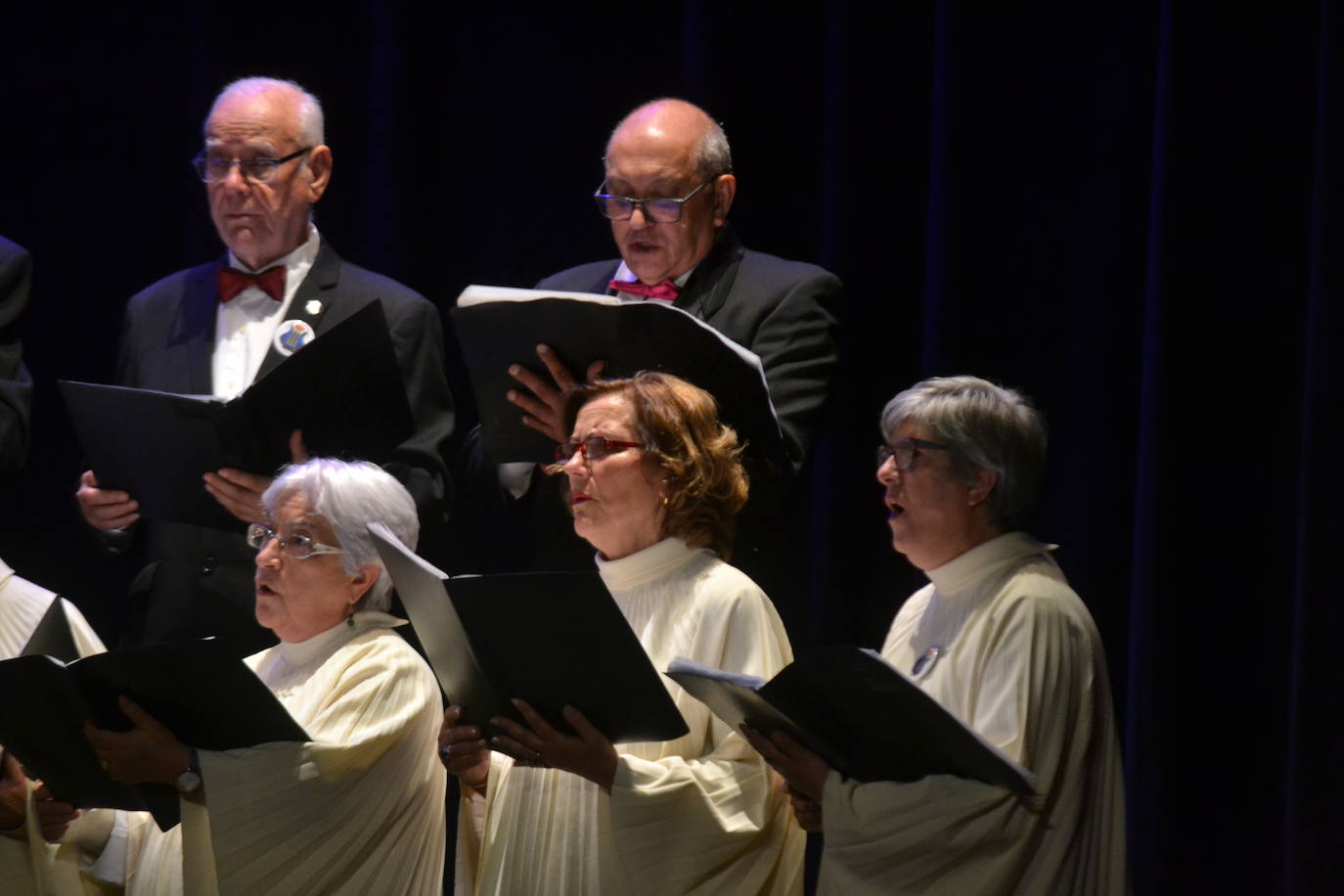 La música de las corales ensalza el 125 aniversario del Teatro Nuevo de Miróbriga