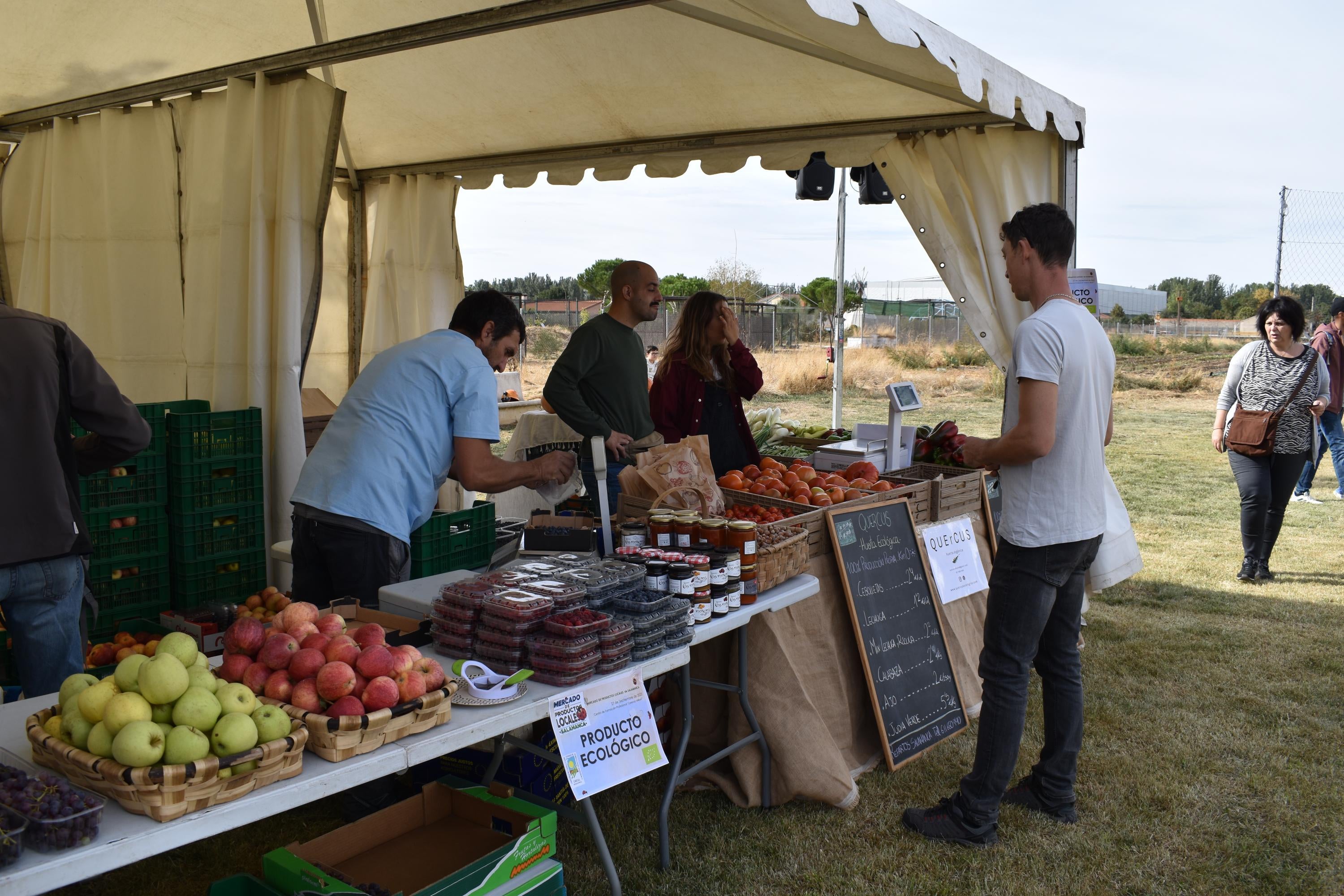 El campo y la ciudad se dan cita en Cabrerizos con el Mercado Ecológico de Salamanca
