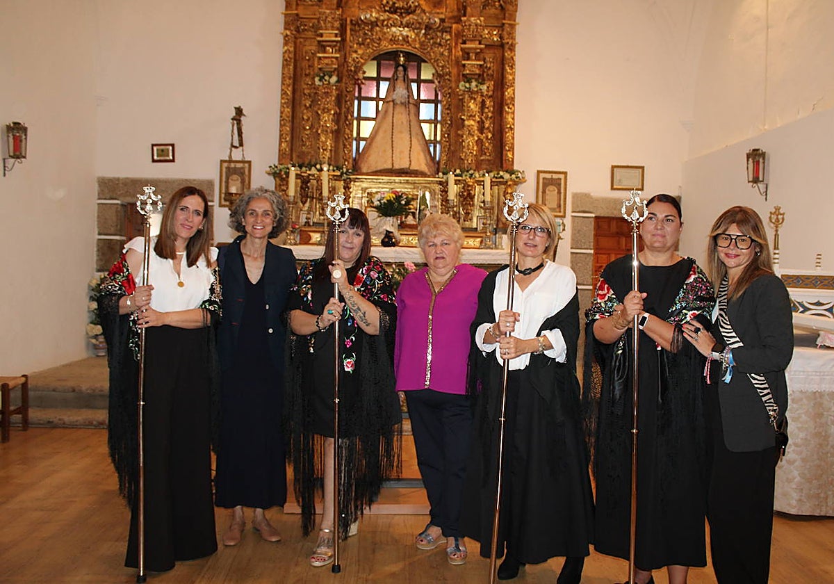 La Virgen de Gracia Carrero recibe a sus nuevas mayordomas