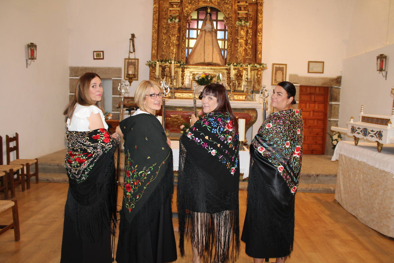 La Virgen de Gracia Carrero recibe a sus nuevas mayordomas