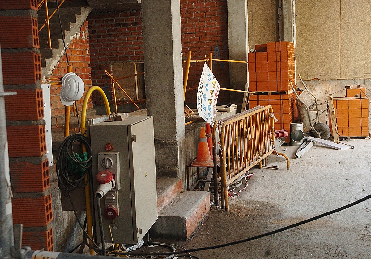 Ladrillos y material de construcción en la obra de una vivienda sin terminar.