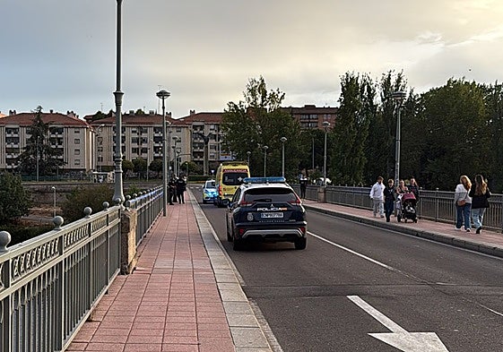 Policía Local, Nacional y una ambulancia del Sacyl en el puente de Enrique Estevan.