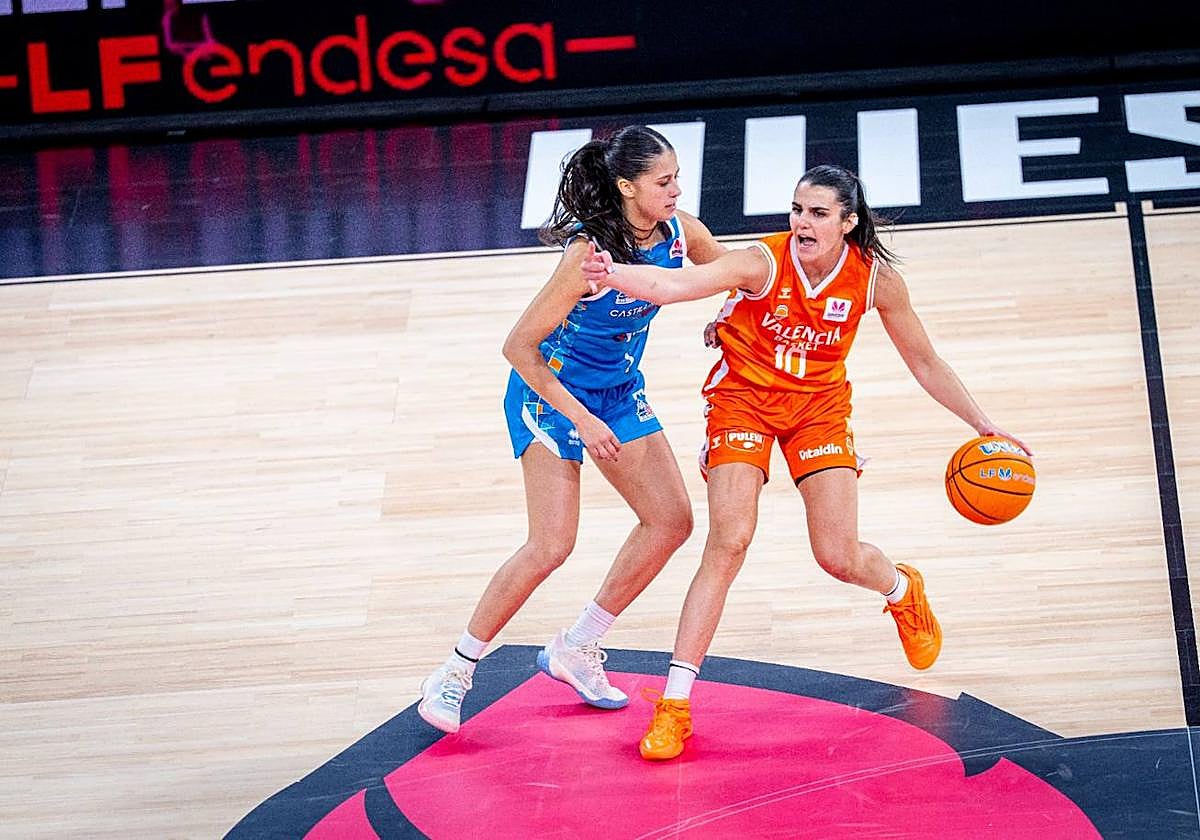 Una imagen de una jugada del partido, tomada durante el primer cuarto.