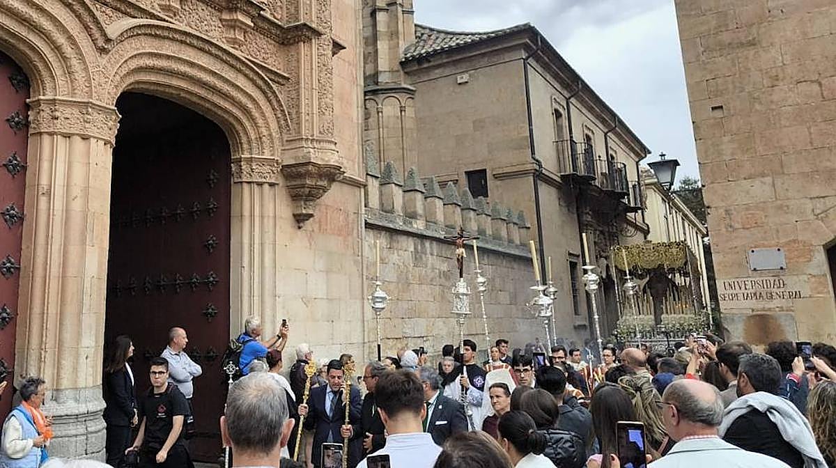 Con una espectacular petalada y entre aplausos: así ha arrancado la procesión de La Esperanza por el Año Jubilar