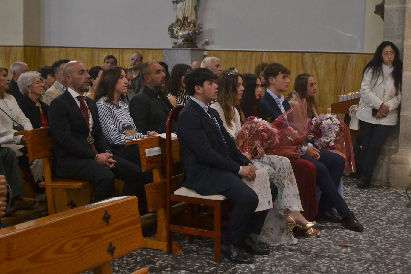 Tamames venera al Cristo del Amparo dentro del templo