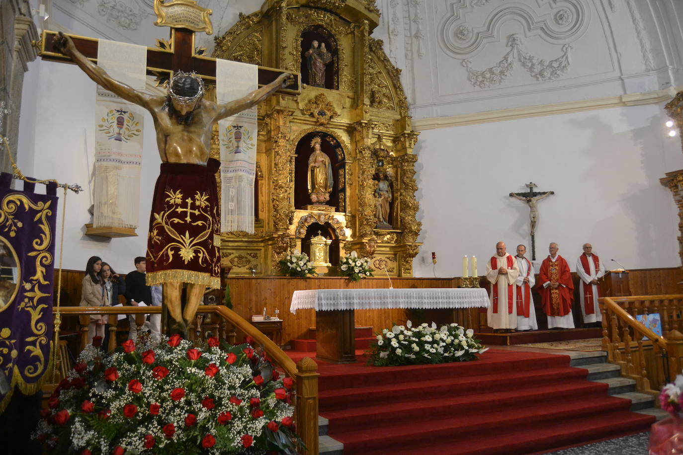 Tamames venera al Cristo del Amparo dentro del templo