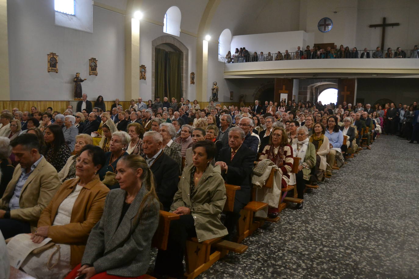 Tamames venera al Cristo del Amparo dentro del templo