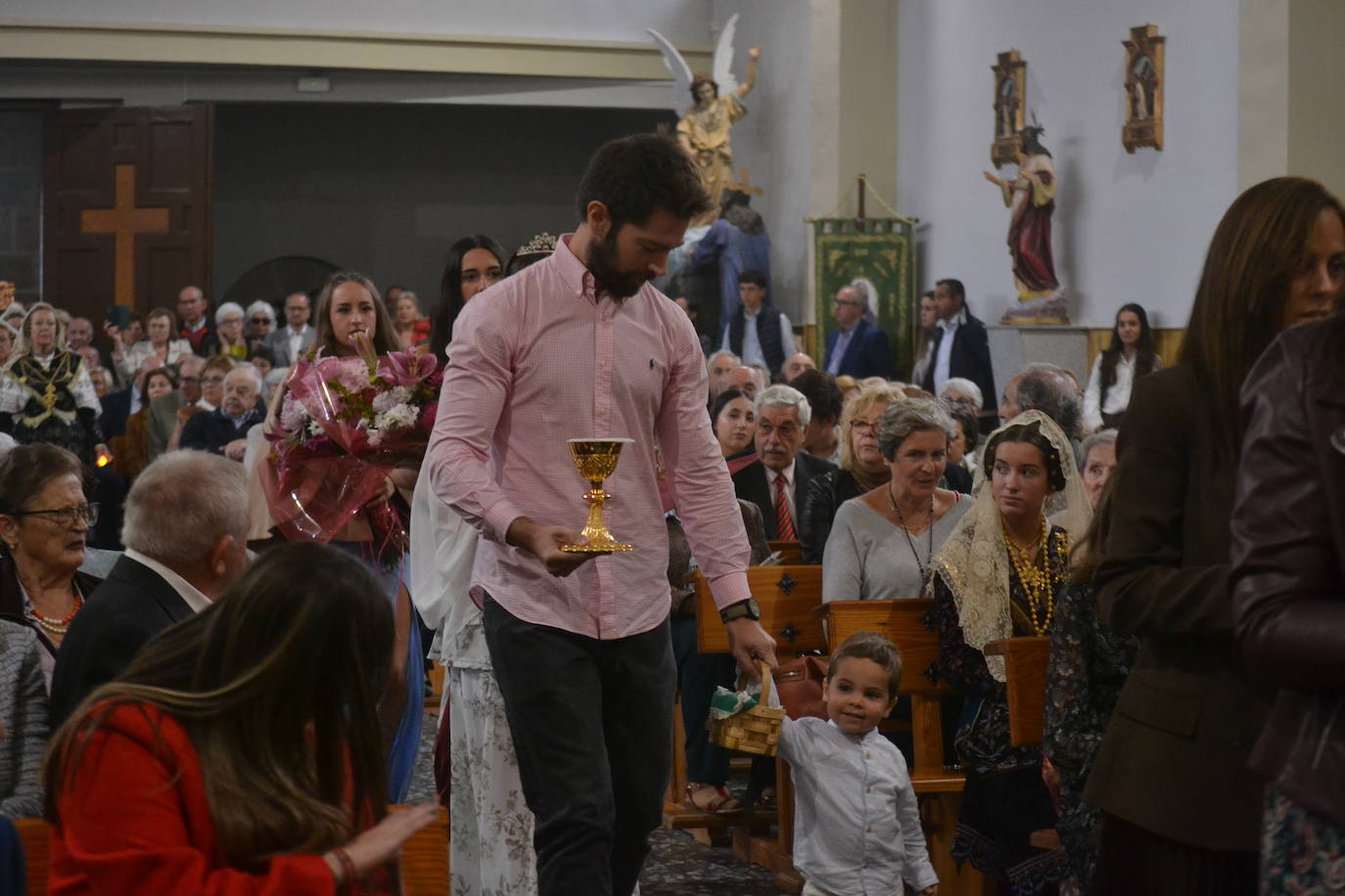 Tamames venera al Cristo del Amparo dentro del templo