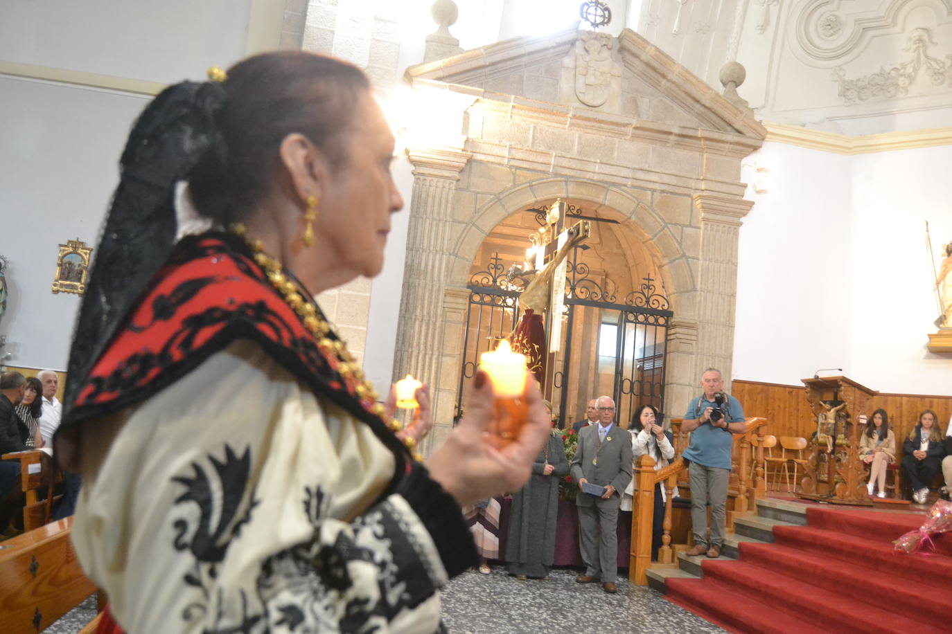 Tamames venera al Cristo del Amparo dentro del templo
