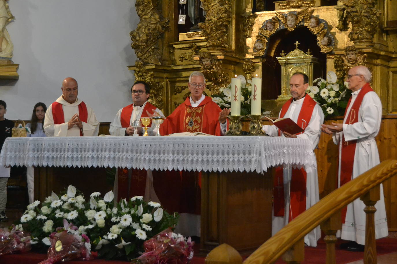 Tamames venera al Cristo del Amparo dentro del templo