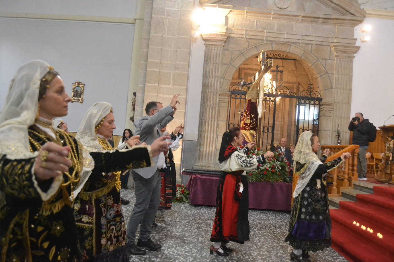 Tamames venera al Cristo del Amparo dentro del templo