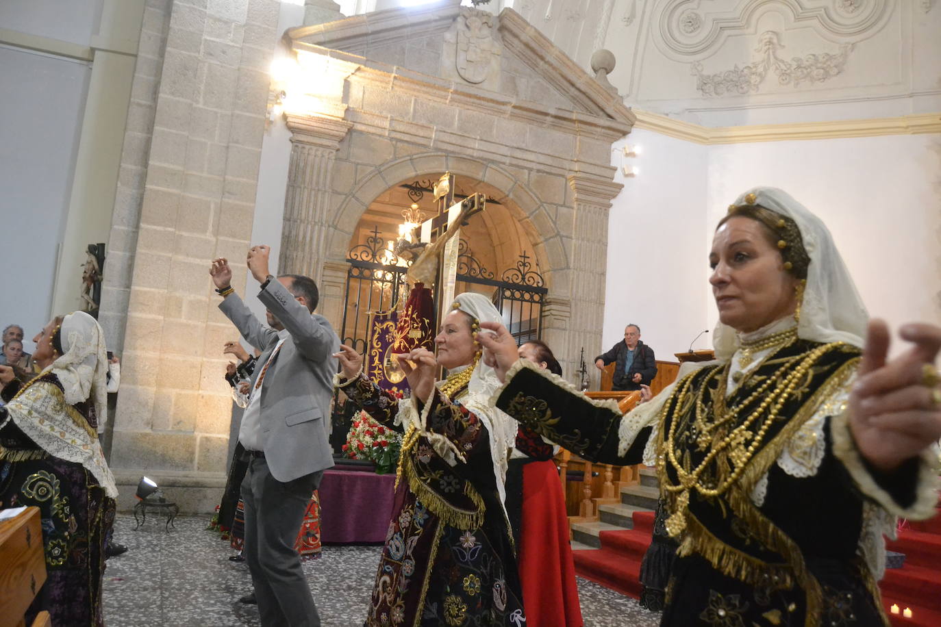 Tamames venera al Cristo del Amparo dentro del templo
