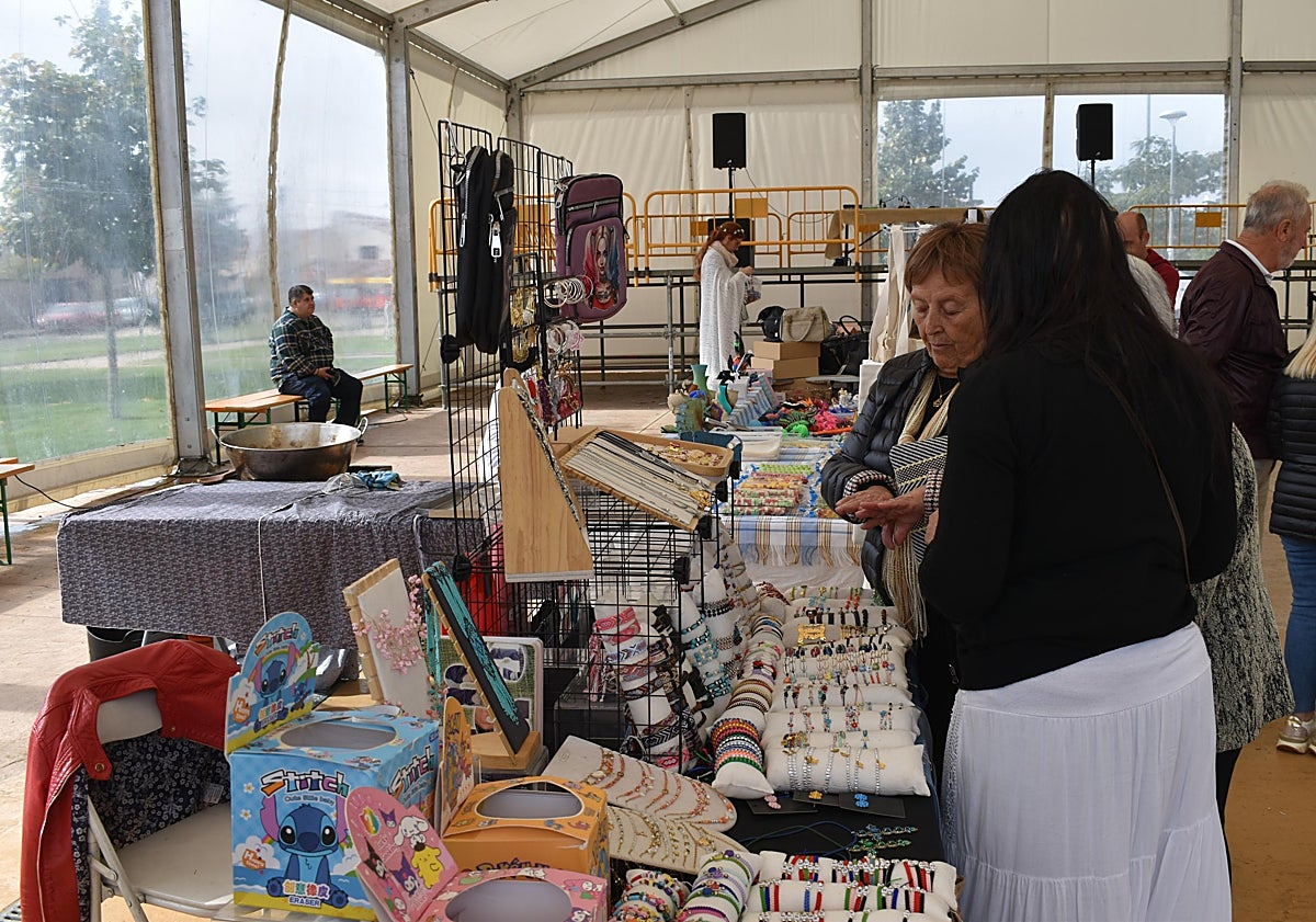 Imagen principal - Santiz disfruta con el mercado medieval de sus fiestas