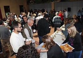El multiusos se llenó de vecinos para disfrutar del chocolate ofrecido por las mayordomas