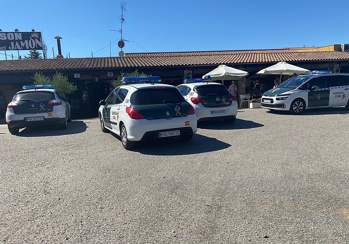 Imagen de archivo de la Guardia Civil en el mesón asaltado en Cuatro Calzadas.