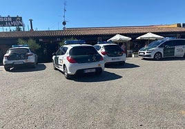 Imagen de archivo de la Guardia Civil en el mesón asaltado en Cuatro Calzadas.