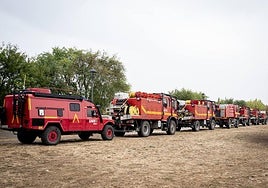 Despliegue de vehículos de la UME en Riaza (Segovia) por el incendio en el entorno del Pico del Lobo, que ha entrado en Castilla y León.