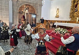 El grupo de baile realizó sus danzas dentro del templo