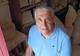 Juan Moro Tello, escultor y guarda de seguridad jubilado.