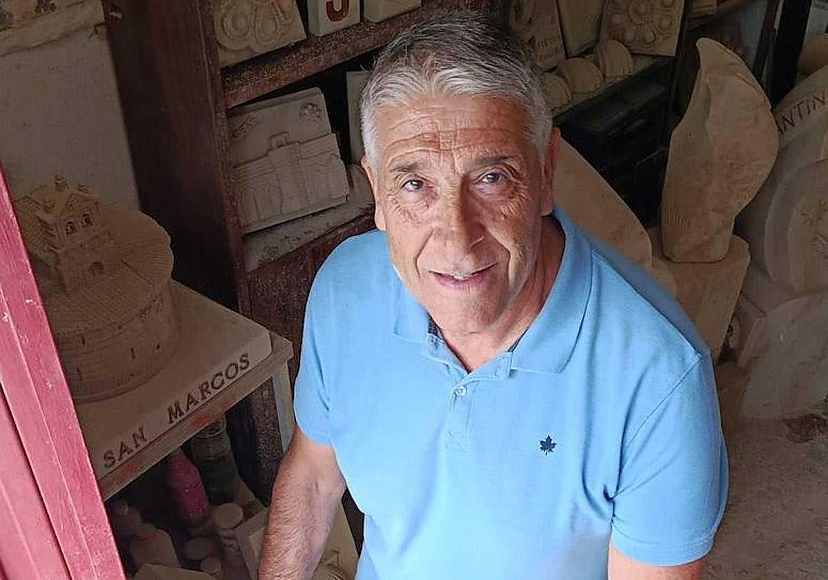 Juan Moro Tello, escultor y guarda de seguridad jubilado.