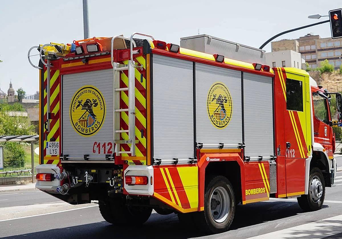 Coche de Bomberos en carretera.
