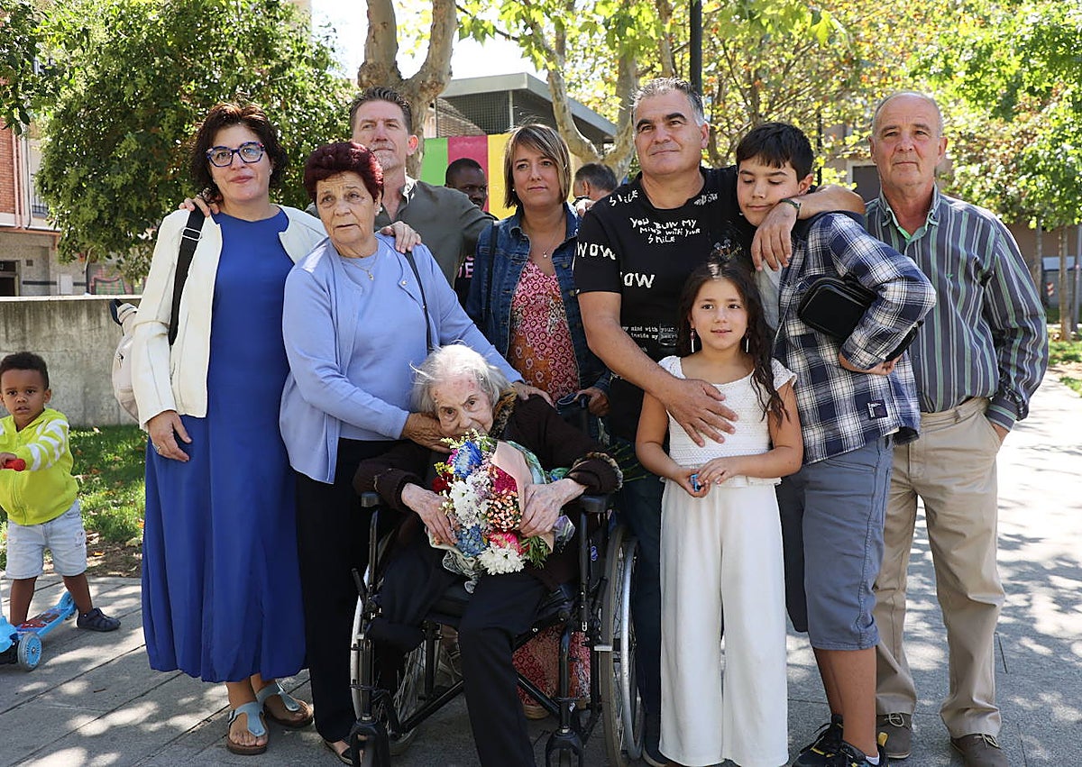 Imagen secundaria 1 - Dolores Pérez, cien años bien vividos