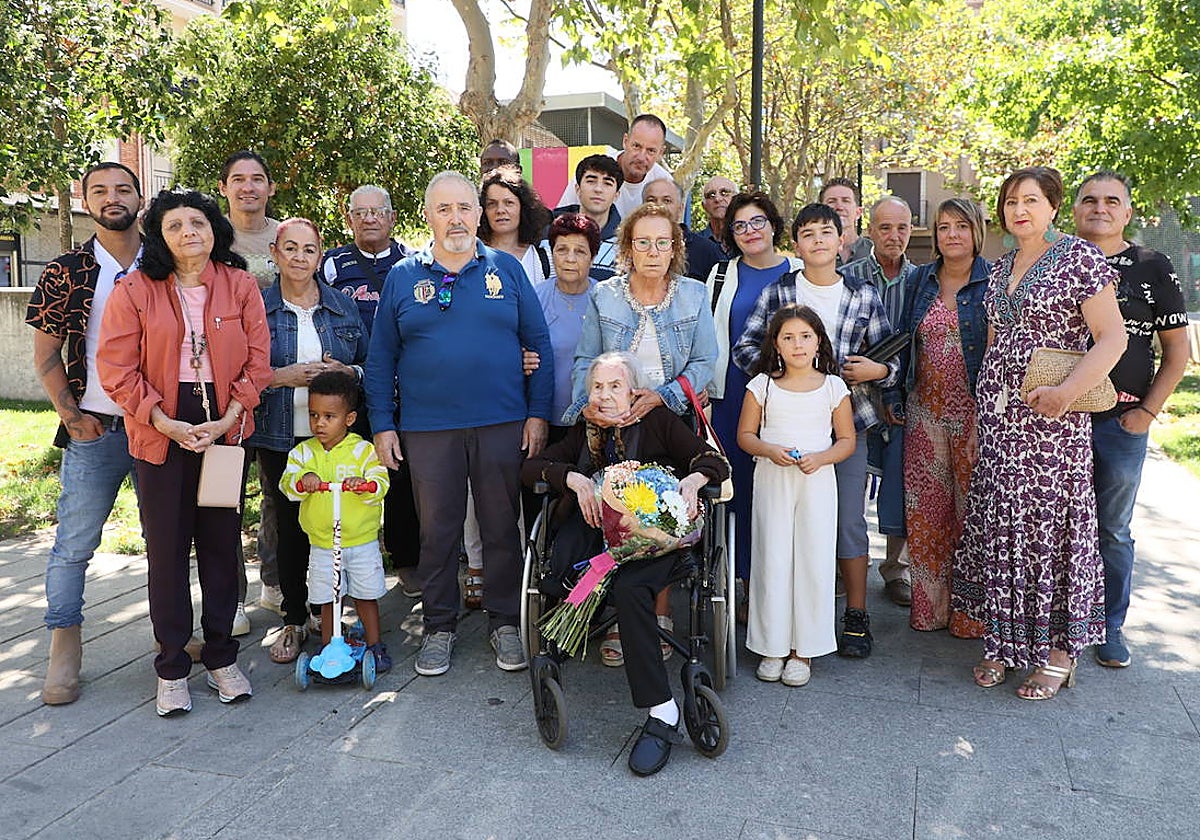 Dolores Pérez celebra sus 100 años junto a sus seres queridos.