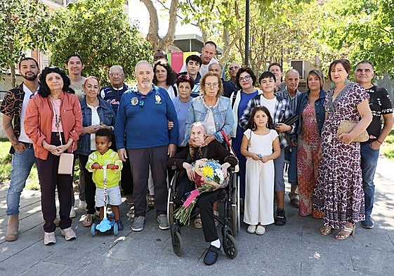 Dolores Pérez celebra sus 100 años junto a sus seres queridos.