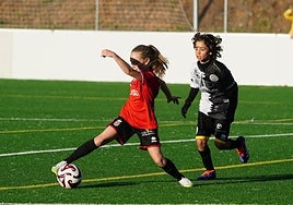 Unos jugadores durante la primera jornada de fútbol base