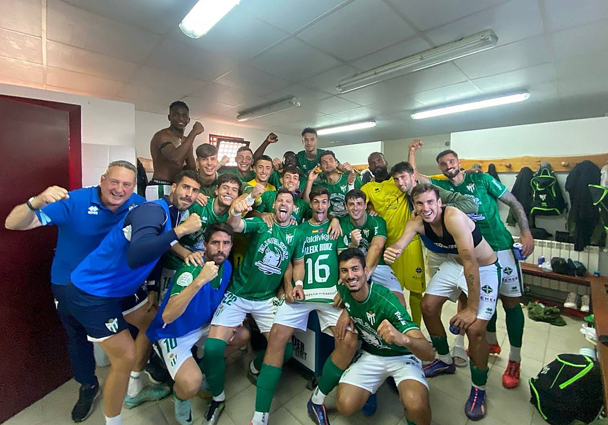 EL CD Guijuelo celebra el triunfo frente al Atlético Bembibre.
